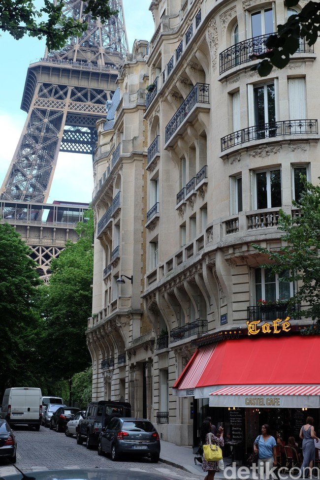 Menara Eiffel mengintip di sela-sela bangunan bergaya klasik di kawasan Avenue de la Motte-Picquet. Foto: Daniel Ngantung/Wolipop