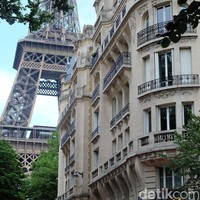 Menara Eiffel mengintip di sela-sela bangunan bergaya klasik di kawasan Avenue de la Motte-Picquet. Foto: Daniel Ngantung/Wolipop