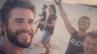 Menikmati libur bersama para sahabat (liamhemsworth/Instagram)