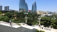 Foto: Ini Dagustu Park atau Upland Park. Dari spot ini bisa melihat panorama Kota Baku dari ketinggian. Tampak landmark kota Baku, Flame Tower (Nograhany WK/detikcom)