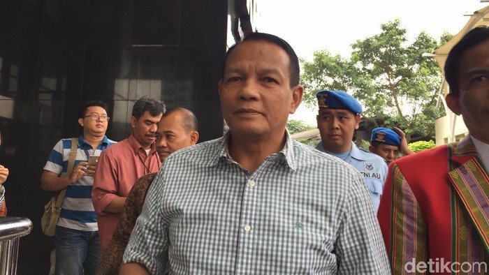 Eks KSAU Marsekal (Purn) Agus Supriatna memenuhi panggilan KPK, Rabu (6/6/2018)