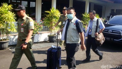 KPK Geledah Rumdin Bupati Purbalingga