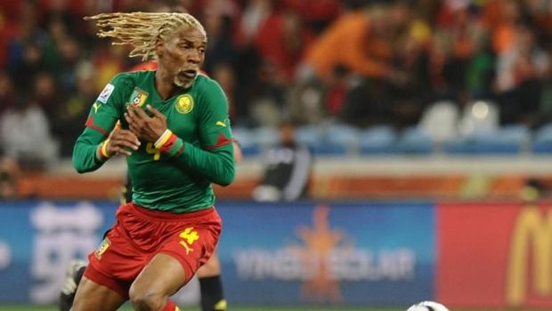 Cameroon's defender Rigobert Song eyes the ball during the Group E first round 2010 World Cup football match against Cameroon on June 24, 2010 at Green Point stadium in Cape Town. NO PUSH TO MOBILE / MOBILE USE SOLELY WITHIN EDITORIAL ARTICLE -  AFP PHOTO / CARL DE SOUZA / AFP PHOTO / CARL DE SOUZA
