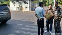 Petugas memberikan arahan kepada penumpang yang belum tahu pelayanan sudah dipindah ke terminal baru hari ini.