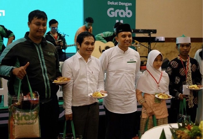Grab Bagi-bagi Bingkisan Hari Raya ke Mitra Pengemudi & Yatim Piatu