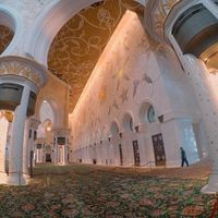 Bagian dalam masjid dan karpet terbesar dunia (biancamikolatravel/Instagram)