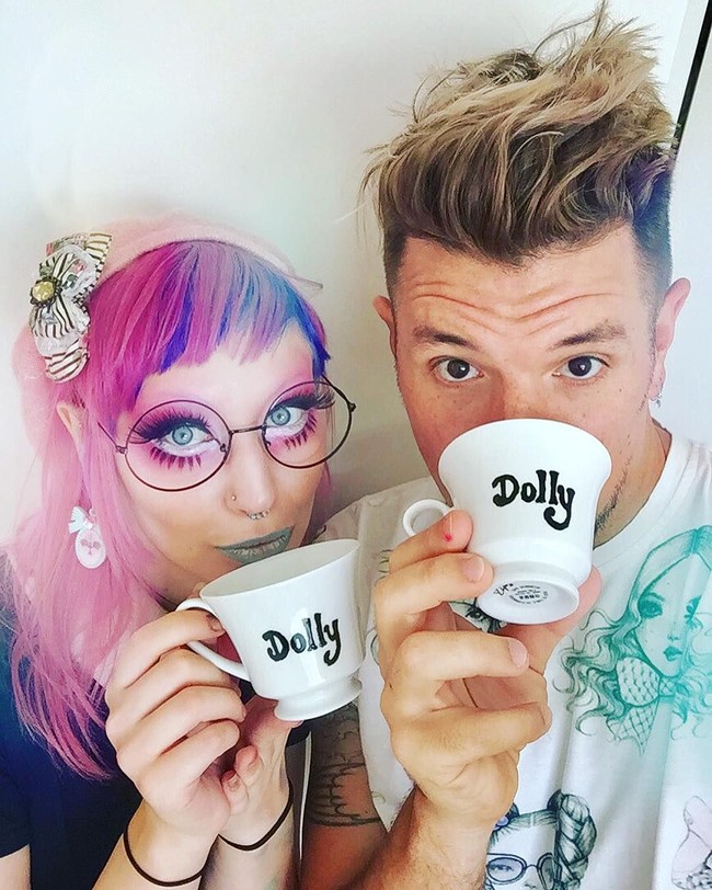 Untuk terlihat seperti boneka di kehidupan nyata, riasan mata yang rumit seperti ini menjadi salah satu elemen paling penting. Foto: Instagram Toshi Salvino