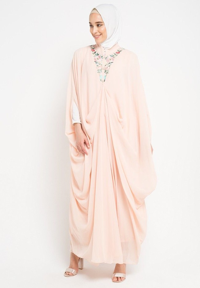 Kamilaa by Itang Yunaz cukup banyak menyediakan kaftan manis yang bisa jadi pilihan busana Lebaran baru. Salah satunya kaftan bordir bunga warna pink berikut yang turun dari Rp 800 ribu menjadi Rp 559 ribu. Foto: Zalora