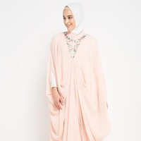Kamilaa by Itang Yunaz cukup banyak menyediakan kaftan manis yang bisa jadi pilihan busana Lebaran baru. Salah satunya kaftan bordir bunga warna pink berikut yang turun dari Rp 800 ribu menjadi Rp 559 ribu. Foto: Zalora