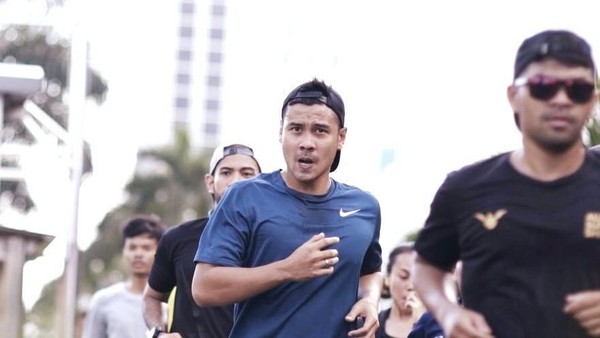 Suka Banget Lari! Ini Aksi Keren Calon Hot Papa Chicco Jerikho