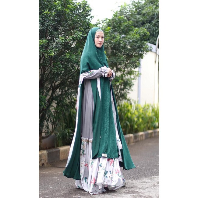 Lyra Virna sudah menggeluti bisnis hijab syari sejak tahun 2014. Sejak awal mula bisnisnya, brand yang diberi nama Lyra Virna Syari ini sudah menggaet banyak pelanggan setia. Foto: Instagram/LyraVirnaSyari