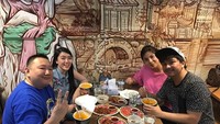 Makan sate Thailand di Bandung, Chelsea dan Glenn asyik menyantap sajian nikmat ini. Foto: Instagram @glennalinskie