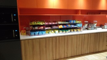 Para karyawan tak perlu khawatir kelaparan saat kerja. Di pantry selalu tersedia makanan ringan untuk ngemil atau ganjal perut. Foto: Moch Prima Fauzi/detikINET
