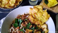 Tahu telur bikinan @pendhina.as ini diberi pelengkap gimbal udang plus taburna kucai. Krenyes gurih enak nih! Foto: Instagram @pendhina.as