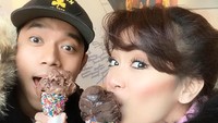 Bahagiaku, tulis mantan pesinetron ini sambil melahap es krim cokelat. Sheza kini juga tengah mengandung anak pertama. Foto: Instagram shezaidris