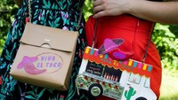 Selain makanan, Kate Spade juga sering menggabungkan budaya ke dalam desainnya. Food Truck yang menyediakan taco, serta karton cokelat dengan bacaan Viva El Taco dirubah jadi tas yang cantik. Foto: Istimewa