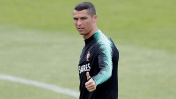 Adalah Cristiano Ronaldo sebagai juara pengikut terbanyak di Twitter, yakni 73,5 juta. Angka tersebut berjarak hampir setengahnya dari jumlah followers Neymar. Foto: Rafael Marchante/Reuters