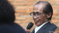 Mantan Hakim Agung Artidjo Alkostar meninggal dunia pada Minggu (28/2/2021). Artidjo Alkostar meninggal dunia karena komplikasi penyakit yang dideritanya. Artidjo merupakan salah satu sosok hakim yang paling ditakuti oleh koruptor saat dirinya masih bertugas di MA. (Ari Saputra/detikcom)