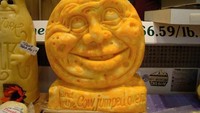 Ada yang tahu ini bentuk apa? Karya seni keju ini berbentuk wajah lengkap dengan mata, hidung dan mulut yang sedang tersenyum. Kira-kira dibutuhkan berapa kilogram keju ya? Foto: Istimewa