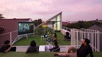 Rumah juga terhubung ke atap hijau yang mudah diakses. Pada akhir tahun 2017, rumah ini telah mempunyai beberapa fungsi tambahan di ruang kompartemen. Inhabitat/Istimewa.