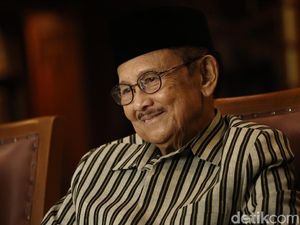 BJ Habibie Wafat, Persipura Vs Persija Mengheningkan Cipta