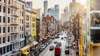 Sibuknya perkotaan di pecinan, Manhattan kala matahari mulai terbenam. FilippoBacci/Getty Images.