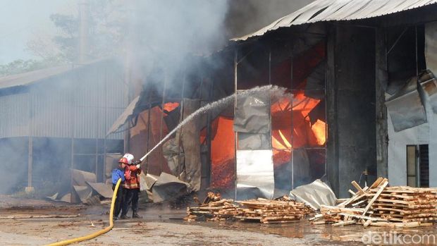Kebakaran pabrik kayu di Banjarnegara.