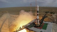 Ketiga astronot itu bakal bertugas selama enam bulan lamanya di Stasiun Luar Angkasa Internasional (ISS). (Shamil Zhumatov/Reuters)