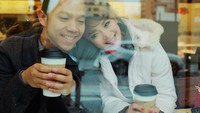 Tinggal di Boston, Amerika Serikat, Sheza menemani suaminya bekerja di sana. Mereka pun terlihat minum kopi bersama untuk menghalau cuaca dingin. Romantis! Foto: Instagram shezaidris