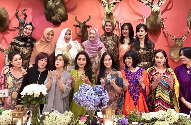 Gank Kepompong Mayangsari hobi menentukan dress code tertentu setiap kumpul bersama. Dan pada Ramadan kali ini, mereka memilih kaftan. Foto: Instagram