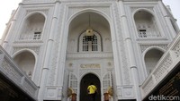 Masjid ini bernuansa Mandarin karena pembuat masjid ini ialah mualaf keturunan Tiongkok.