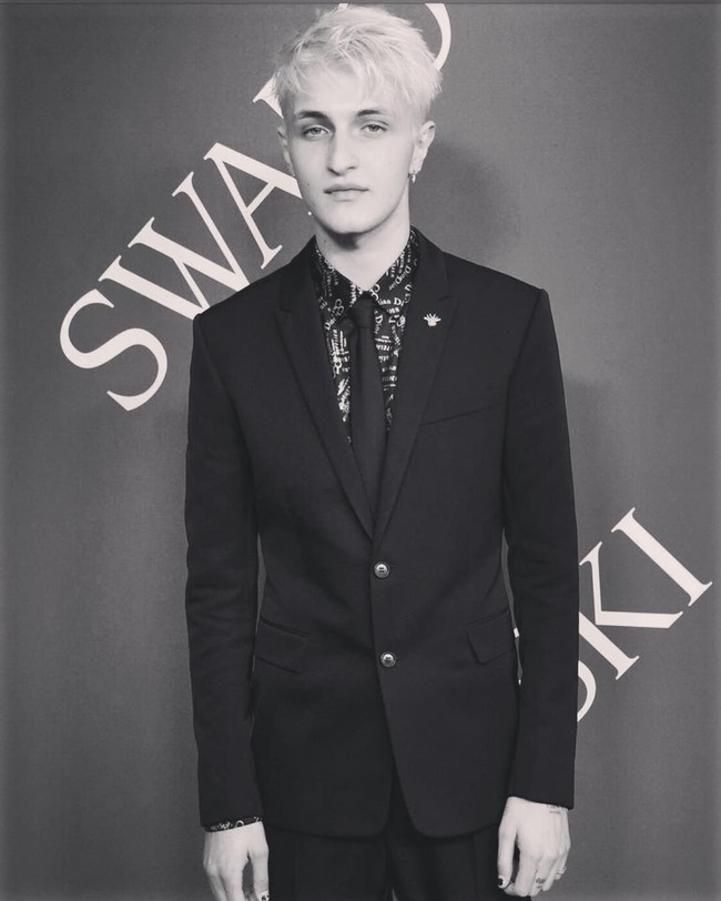 Kendall dan Anwar tertangkap kamera bermesraan di Socialista New York awal Juni lalu. Kendall juga mengunggah foto tangan Anwar dan dirinya di Instagram, sebagai tanda kedekatan. Foto: Dok. Instagram/Anwar Hadid