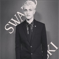 Kendall dan Anwar tertangkap kamera bermesraan di Socialista New York awal Juni lalu. Kendall juga mengunggah foto tangan Anwar dan dirinya di Instagram, sebagai tanda kedekatan. Foto: Dok. Instagram/Anwar Hadid