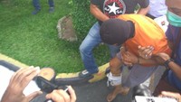 Foto: Polisi menembak kaki Hendrik karena berusaha kabur saat ditangkap. (Erlangga Resi-detikcom)