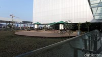 Terminal tersebut terlihat hijau dengan adanya taman.