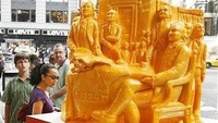 Wow! Karya seni keju ini patut diacungi jempol. Ukurannya seperti ukuran manusia sungguhan. Berapa banyak ya keju yang digunakan? Aromanya pasti menggoda. Foto: Istimewa