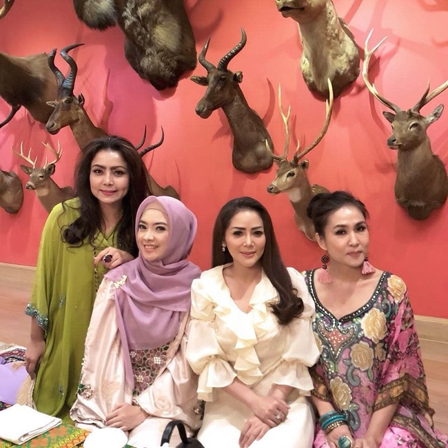 Rumah Mayangsari memiliki dekorasi yang tidak biasa. Para anggota gank Kepompong berpose dengan background dinding yang dihiasi kepala hewan. Foto: Instagram