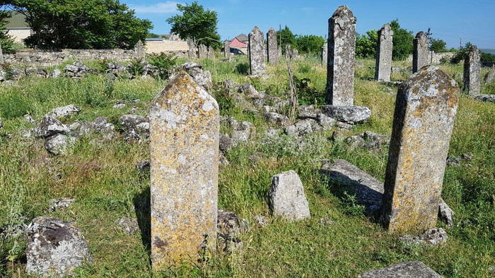 Makam dan nisan kuno di Azerbaijan yang mirip dengan makam-nisan kuno di Barus-Sumut dan Aceh Utara-Aceh (Dokumentasi Dubes RI untuk Azerbaijan Husnan Bey Fananie)