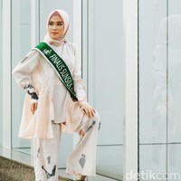 Top & pants: KAMI. Scarf: DAMA. Fotografer: Niko W/detikcom. Makeup Artist: Mirabella Cosmetics. Lokasi: Gedung Bank Mega, Tendean Jakarta. Stylist: Silmia Putri. Model: Nurwahidayanti. [Finalis Hijab Hunt 2018]