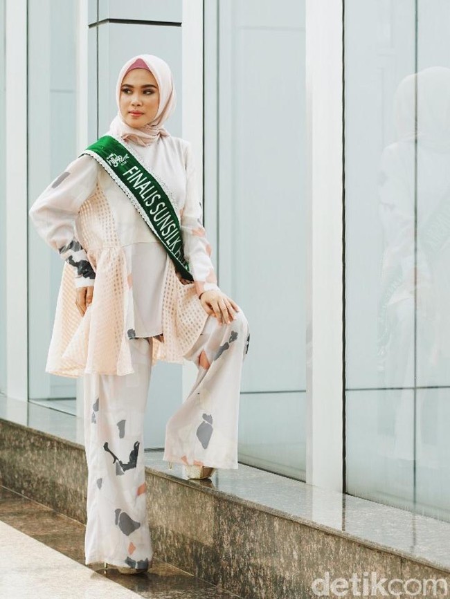 Top & pants: KAMI. Scarf: DAMA. Fotografer: Niko W/detikcom. Makeup Artist: Mirabella Cosmetics. Lokasi: Gedung Bank Mega, Tendean Jakarta. Stylist: Silmia Putri. Model: Nurwahidayanti. [Finalis Hijab Hunt 2018]