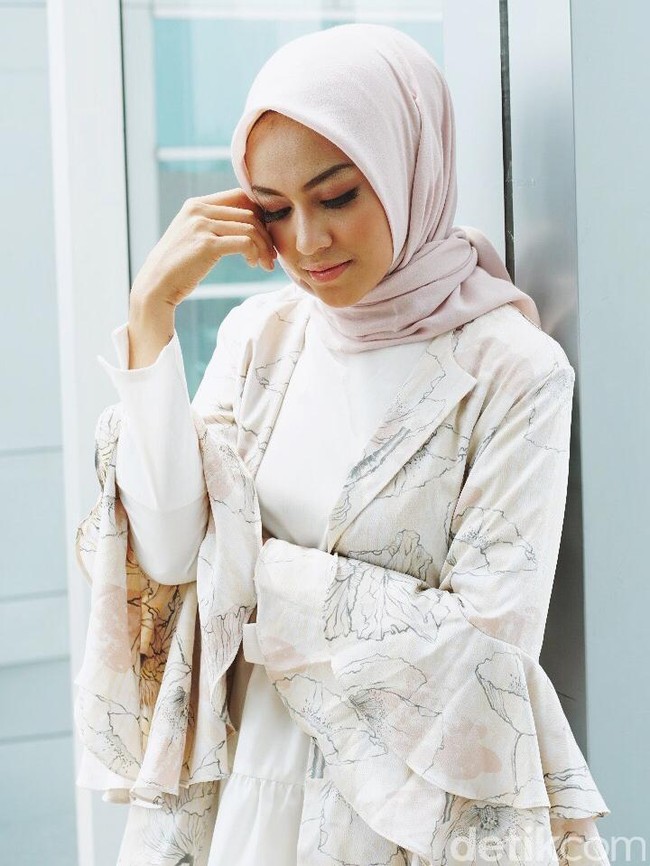 Wardrobe: KAMI. Scarf: DAMA. Fotografer: Niko W/detikcom. Makeup Artist: Mirabella Cosmetics. Lokasi: Gedung Bank Mega, Tendean Jakarta. Stylist: Silmia Putri. Model: Nurlela Noho. [Finalis Hijab Hunt 2018]