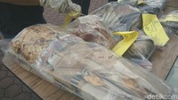Foto: Di antaranya ada kardus yang dipakai pelaku menyimpan jasad Rika. Barang bukti lainnya seperti HP dan lakban juga dihadirkan. (Erlangga Resi-detikcom)