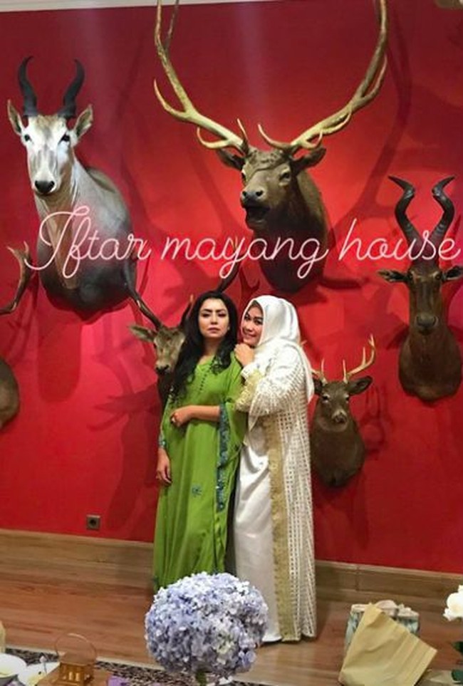 Penyanyi Lucky Resha mengunggah ke Instagram Story momen kebersamaannya dengan Mayangsari. “Iftar Mayang House,” tulisnya pada keterangan foto. Foto: Instagram