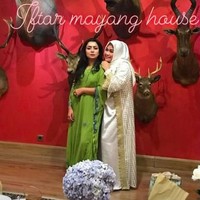 Penyanyi Lucky Resha mengunggah ke Instagram Story momen kebersamaannya dengan Mayangsari. “Iftar Mayang House,” tulisnya pada keterangan foto. Foto: Instagram