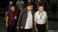 Lelaki berkumis ini tidak menyampaikan sepatah kata pun soal penangkapannya.