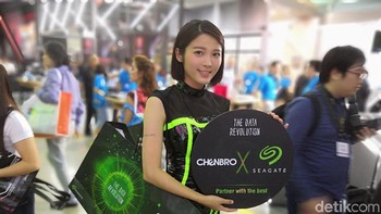 Di Computex 2018, para booth babes menawarkan informasi sekaligus kesempatan untuk memenangkan giveaway. (Foto: detIkINET/Muhamad Reza Sulaiman)
