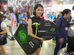 SPG Cantik Segarkan Pameran Teknologi Terbesar Asia