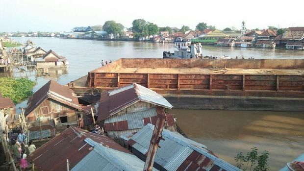 Bruk!!! Jembatan di Sulsel Ditabrak Kapal Tongkang