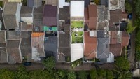 Evolusi kedua terjadi antara 2006 dan 2007, ketika rumah diperluas lagi untuk menggabungkan rumah tetangga untuk menampung empat kamar tidur tambahan. Inhabitat/Istimewa.