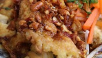 Tahu telur kreasi @mod_eka ini diberi taburan kacang goreng dan irisan wortel yang panjang tipis. Makin renyah segar! Foto: Instagram @mod_eka